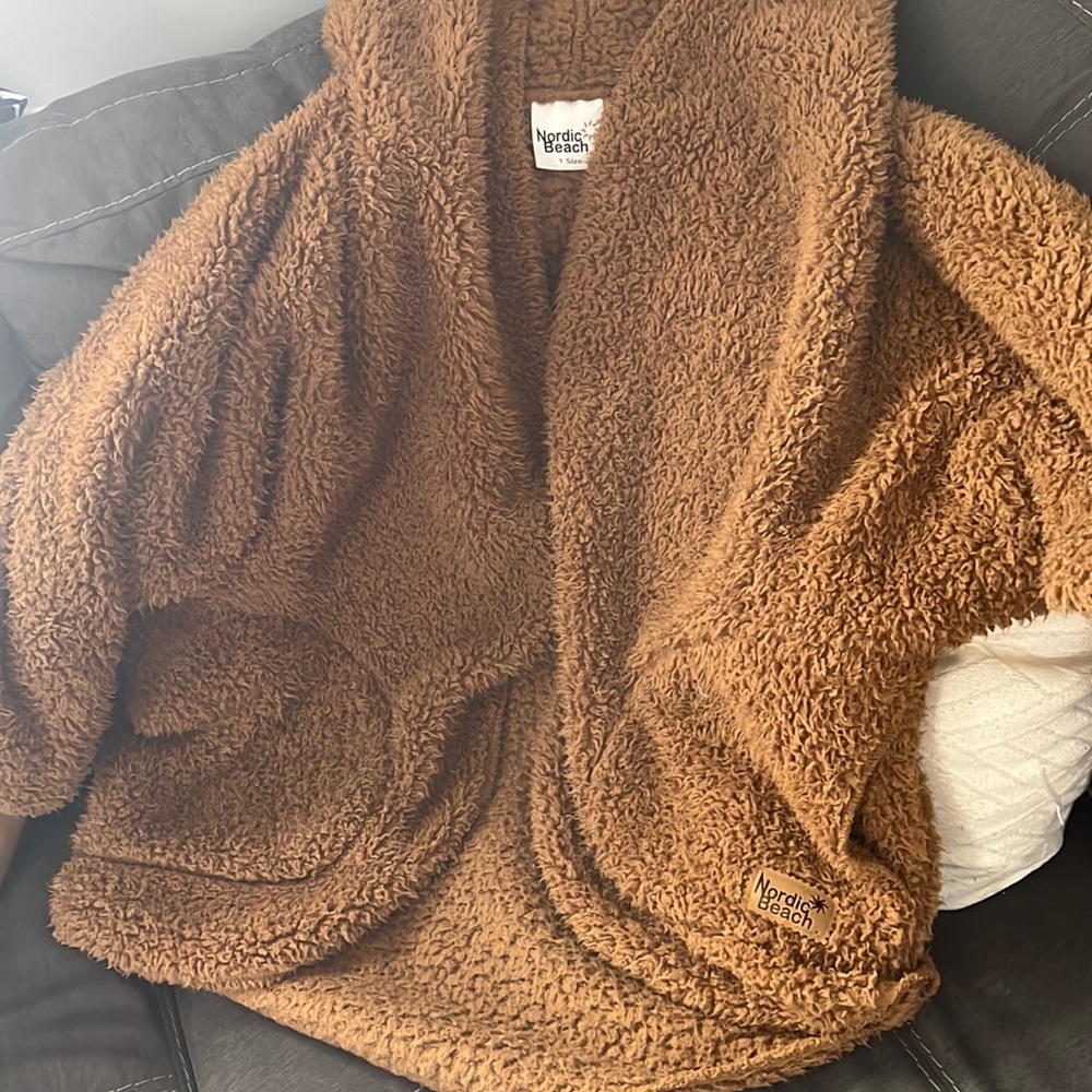Teddy brown, nordic beach shrug